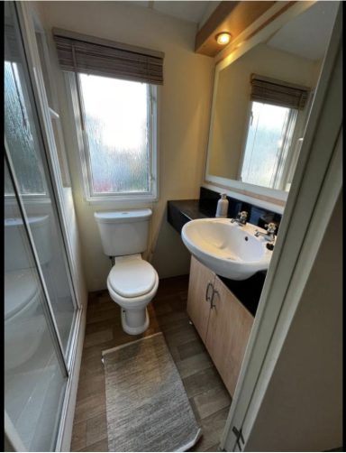 En-suite bathroom to double room
